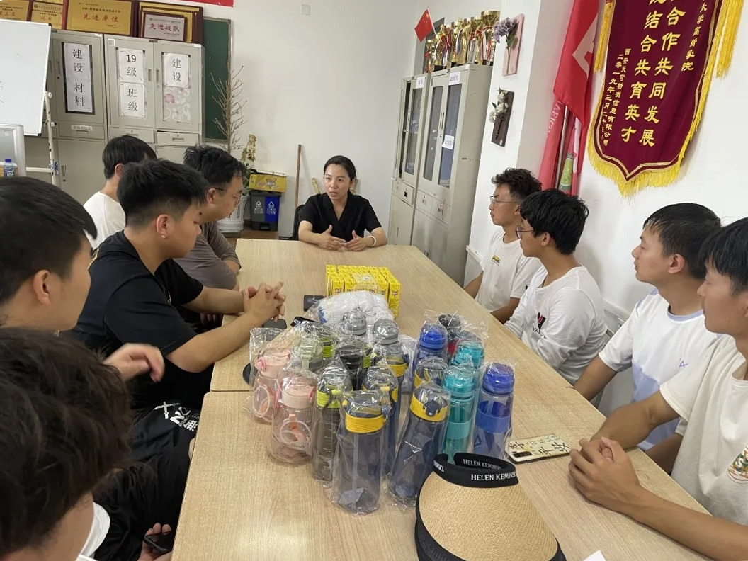 城市建設(shè)學(xué)院開(kāi)展資助學(xué)員勞動(dòng)教育
