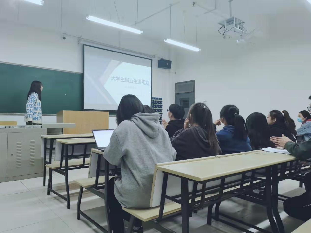 【經(jīng)管學院】召開大學生職業(yè)生涯規(guī)劃大賽培訓會