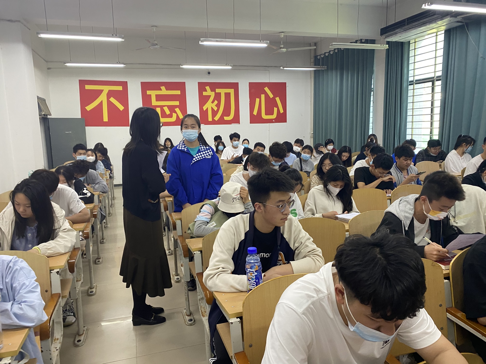 【師生交流】外語(yǔ)中心教研室召開(kāi)期中教學(xué)檢查師生座談會(huì)
