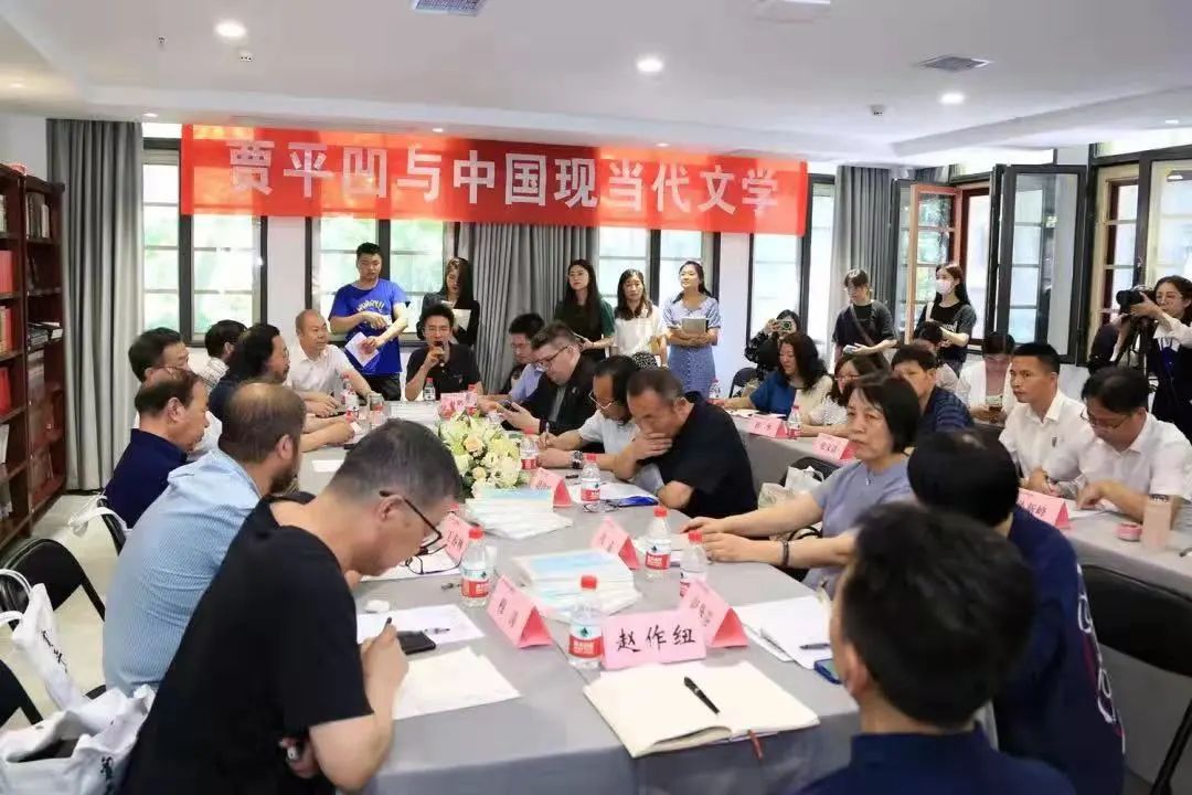漢教專業(yè)師生代表參加《賈平凹與中國現(xiàn)當代文學》新書發(fā)布暨學術研討會