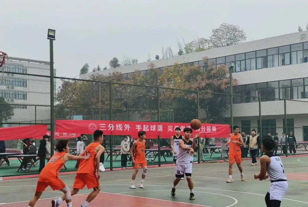 超燃！新傳媒與藝術(shù)學(xué)院和城市建設(shè)學(xué)院舉辦籃球賽