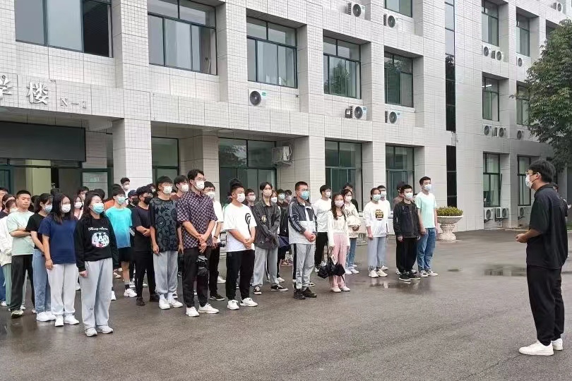 信息與科技工程學(xué)院組織黨員同志和入黨積極分子進(jìn)行義務(wù)勞動