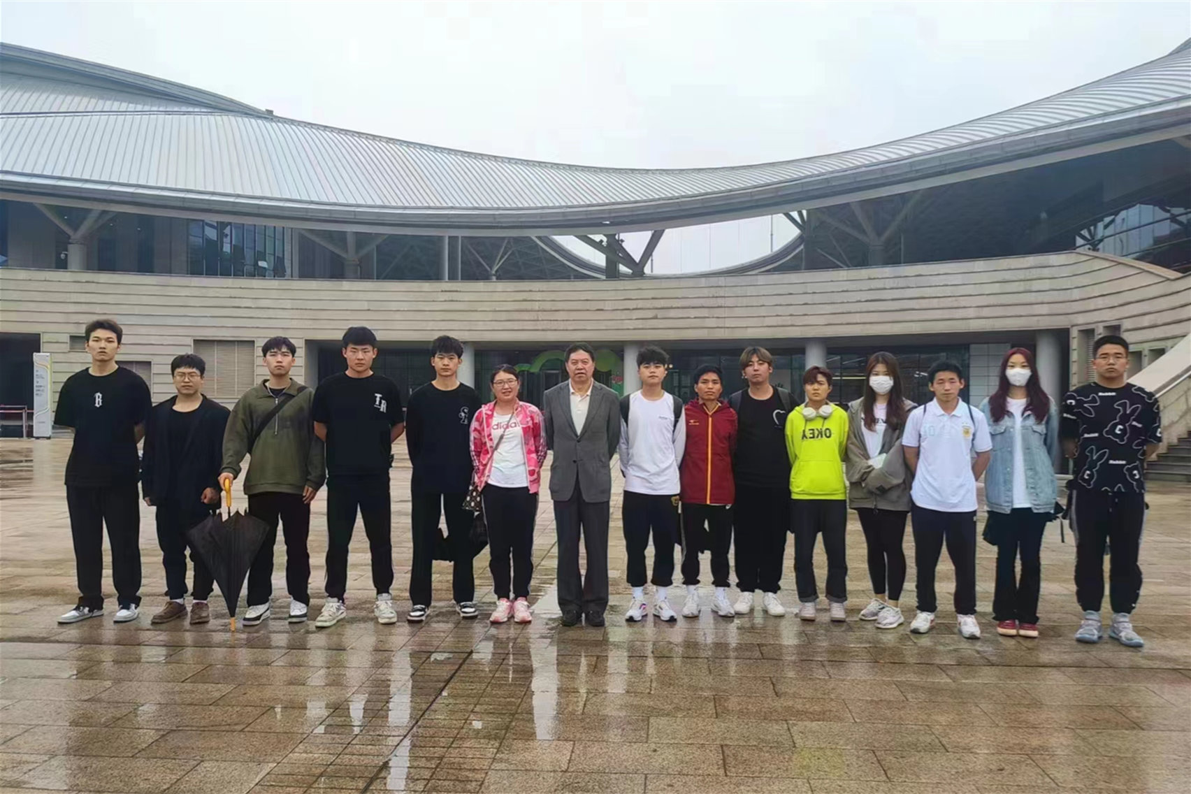 學院體育運營與管理專業(yè)學生赴省體育館參觀學習
