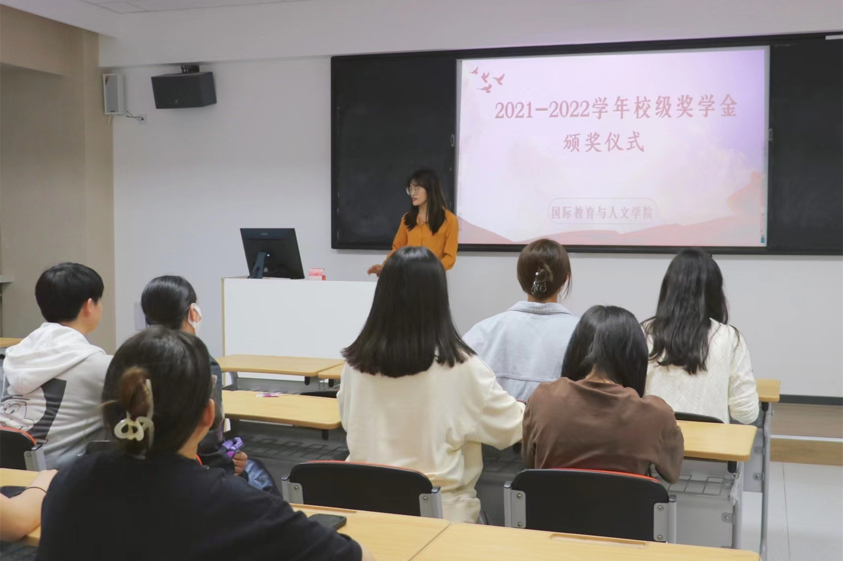 2021-2022學(xué)年國(guó)際教育與人文學(xué)院校級(jí)獎(jiǎng)學(xué)金頒獎(jiǎng)儀式