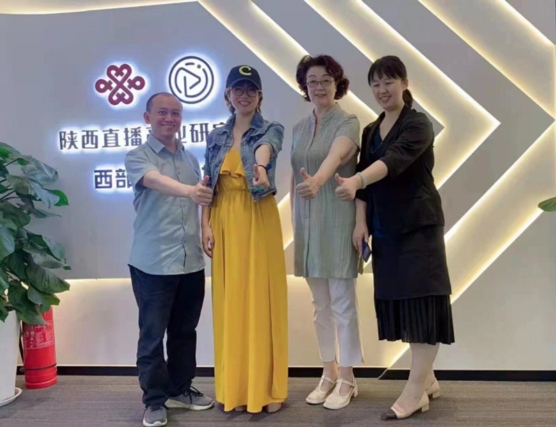 【訪企拓崗】經(jīng)管學(xué)院副院長(zhǎng)李小麗一行參觀陜西直播產(chǎn)業(yè)研究院