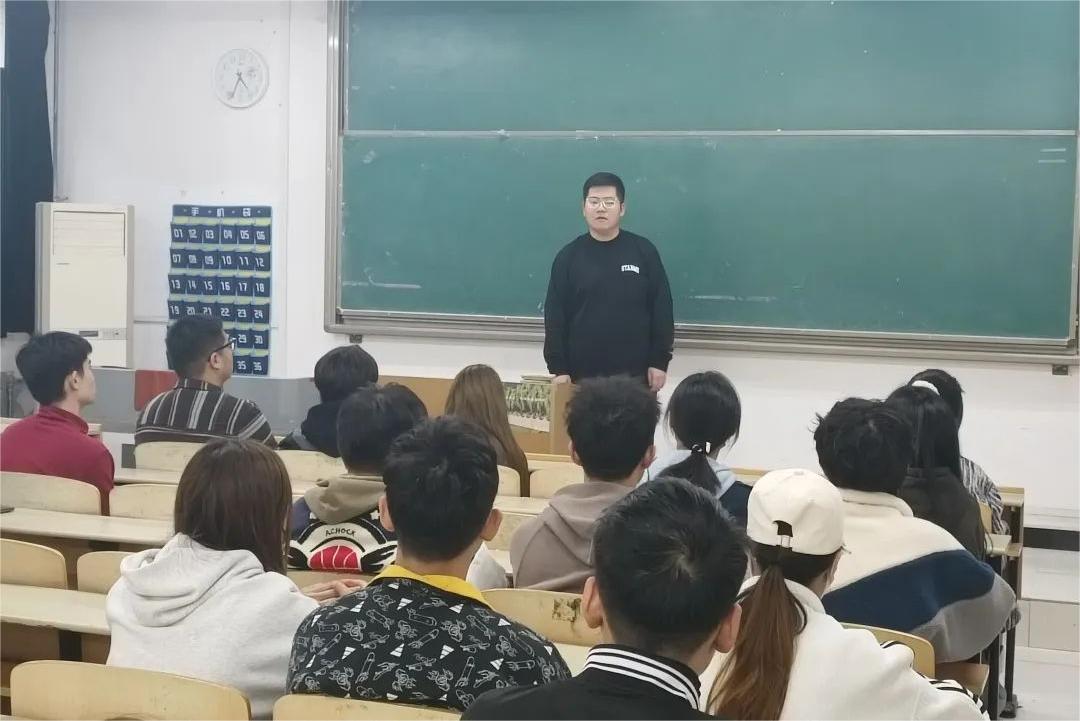 新傳媒與藝術(shù)學(xué)院組織積極分子進(jìn)行義務(wù)勞動(dòng)