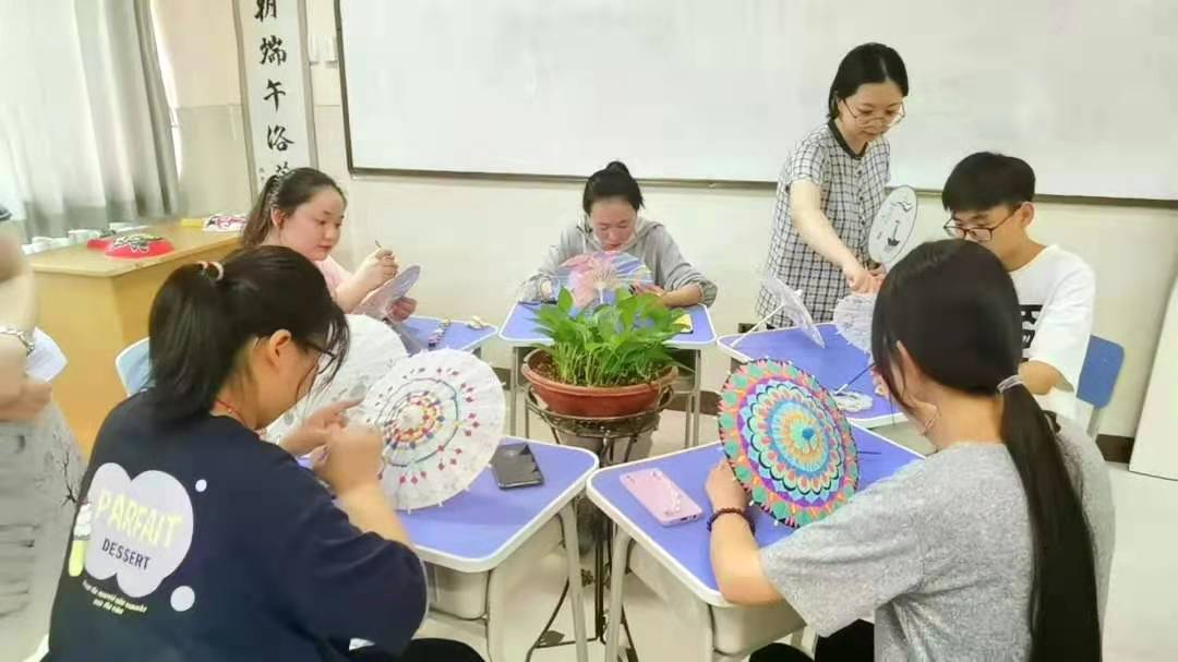 漢語國(guó)際教育專業(yè)別開生面的實(shí)訓(xùn)課——手繪油紙傘，邂逅似水流年里的詩情畫意