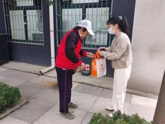 國際教育與人文學院同學為疫情工作者送溫暖