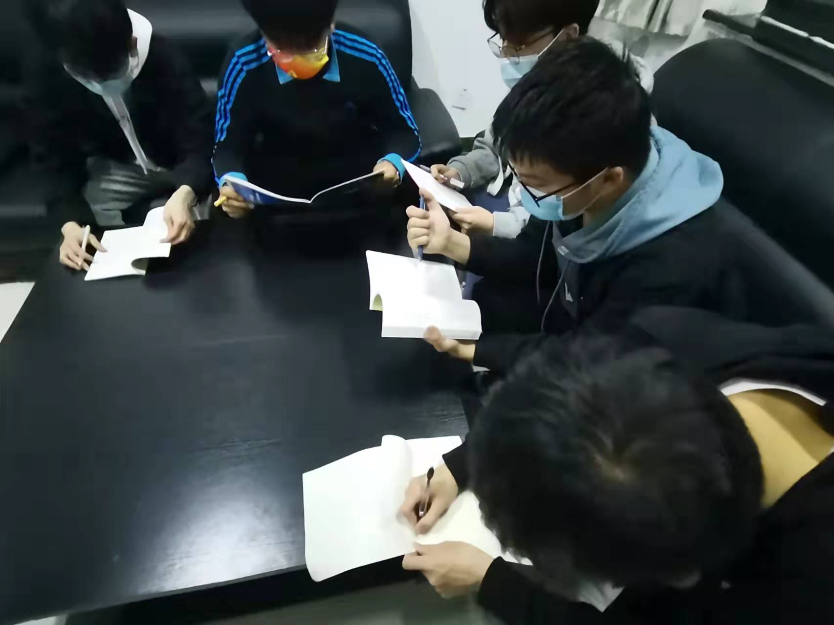 組織員全員開展兩會精神分享會