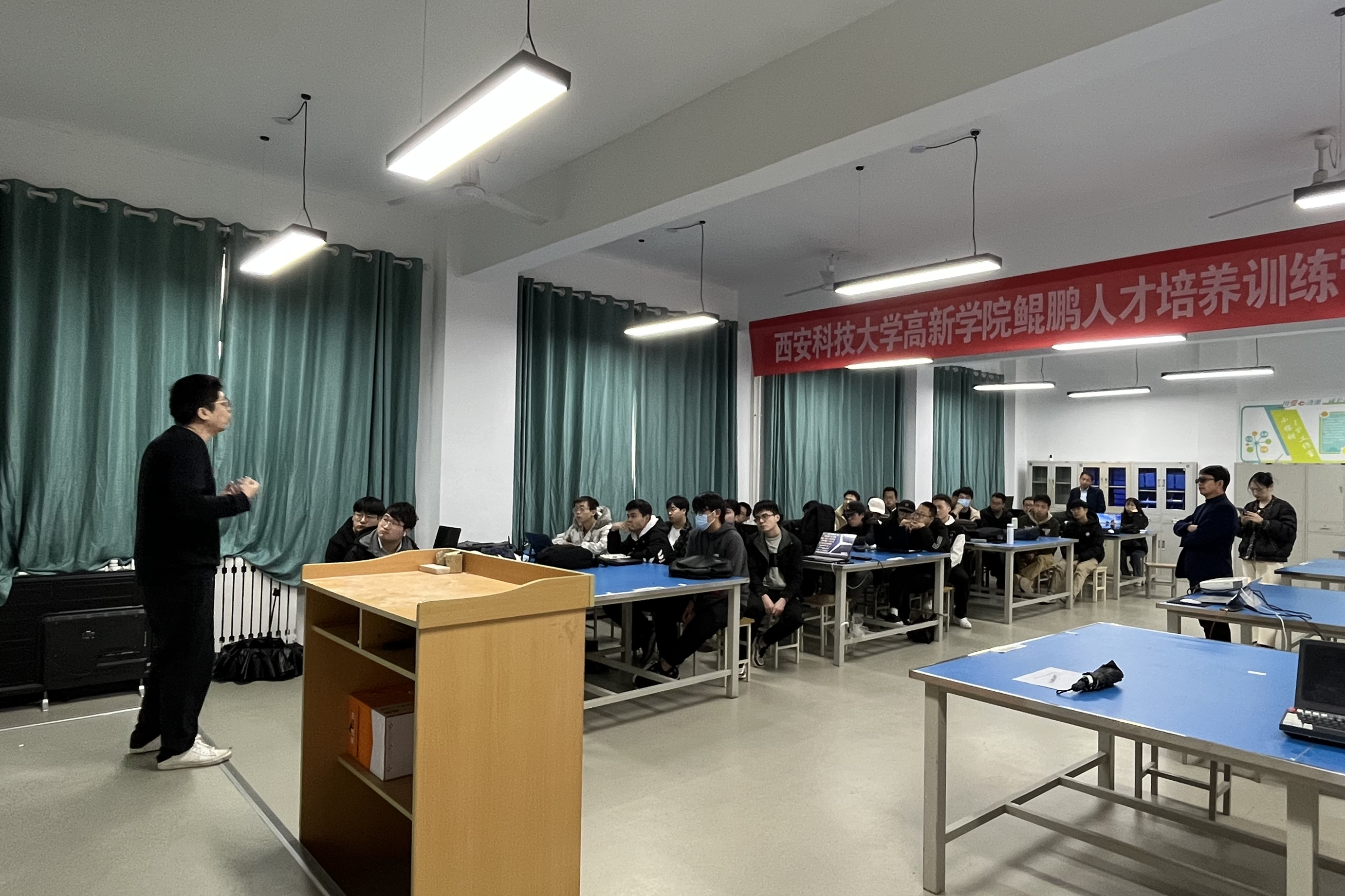 熱烈慶?！拔靼部萍即髮W(xué)高新學(xué)院鯤鵬人才培養(yǎng)訓(xùn)練營”開營！