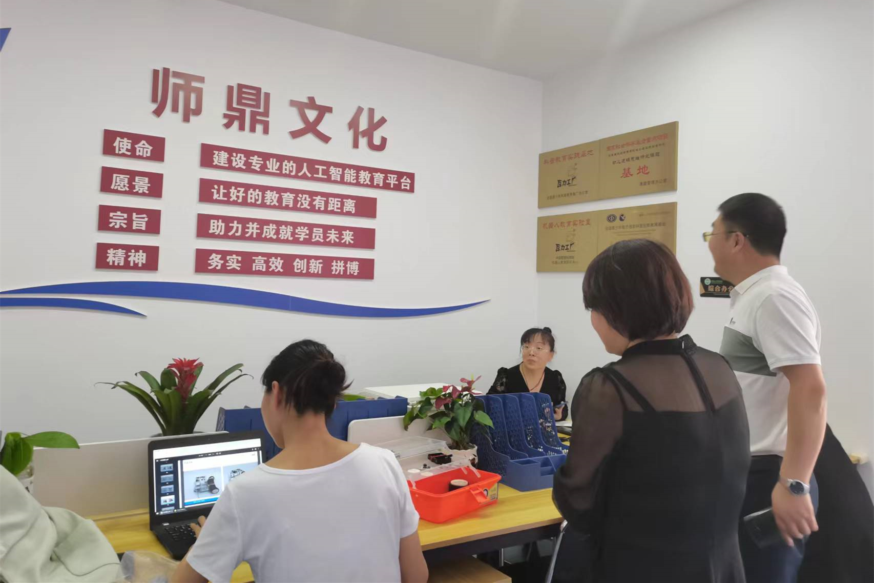信息與科學(xué)工程學(xué)院領(lǐng)導(dǎo)干部深入企業(yè)洽談合作事宜