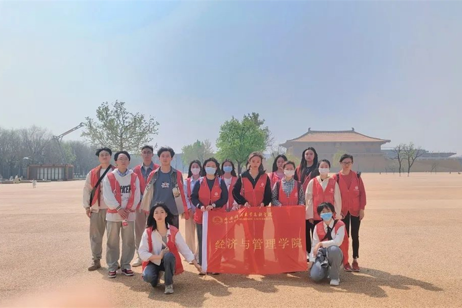 經(jīng)濟與管理學院學生會社會實踐部20名志愿者前往大明宮遺址公園開展志愿活動