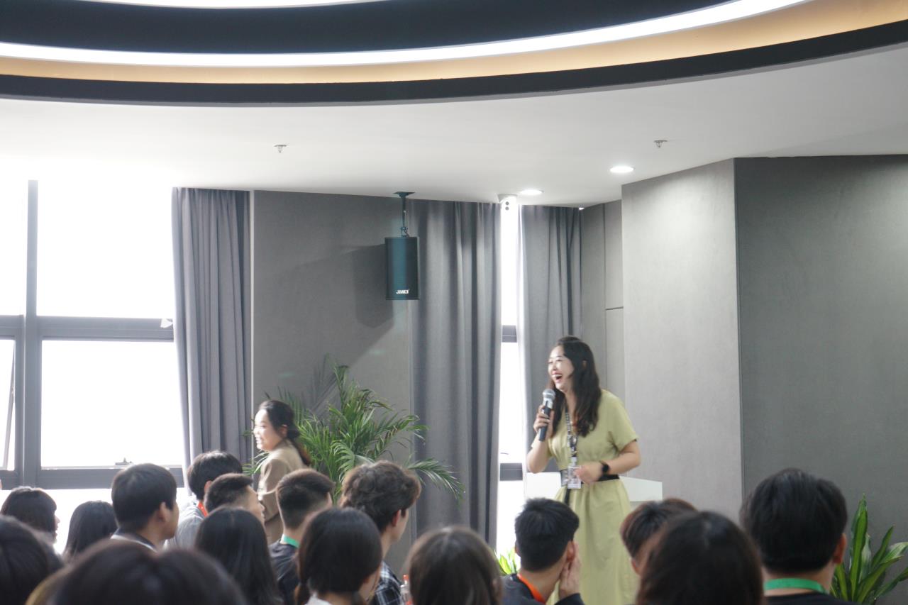 【產教融合】新傳媒學院赴曠世傳聲直播基地開展現場教學活動