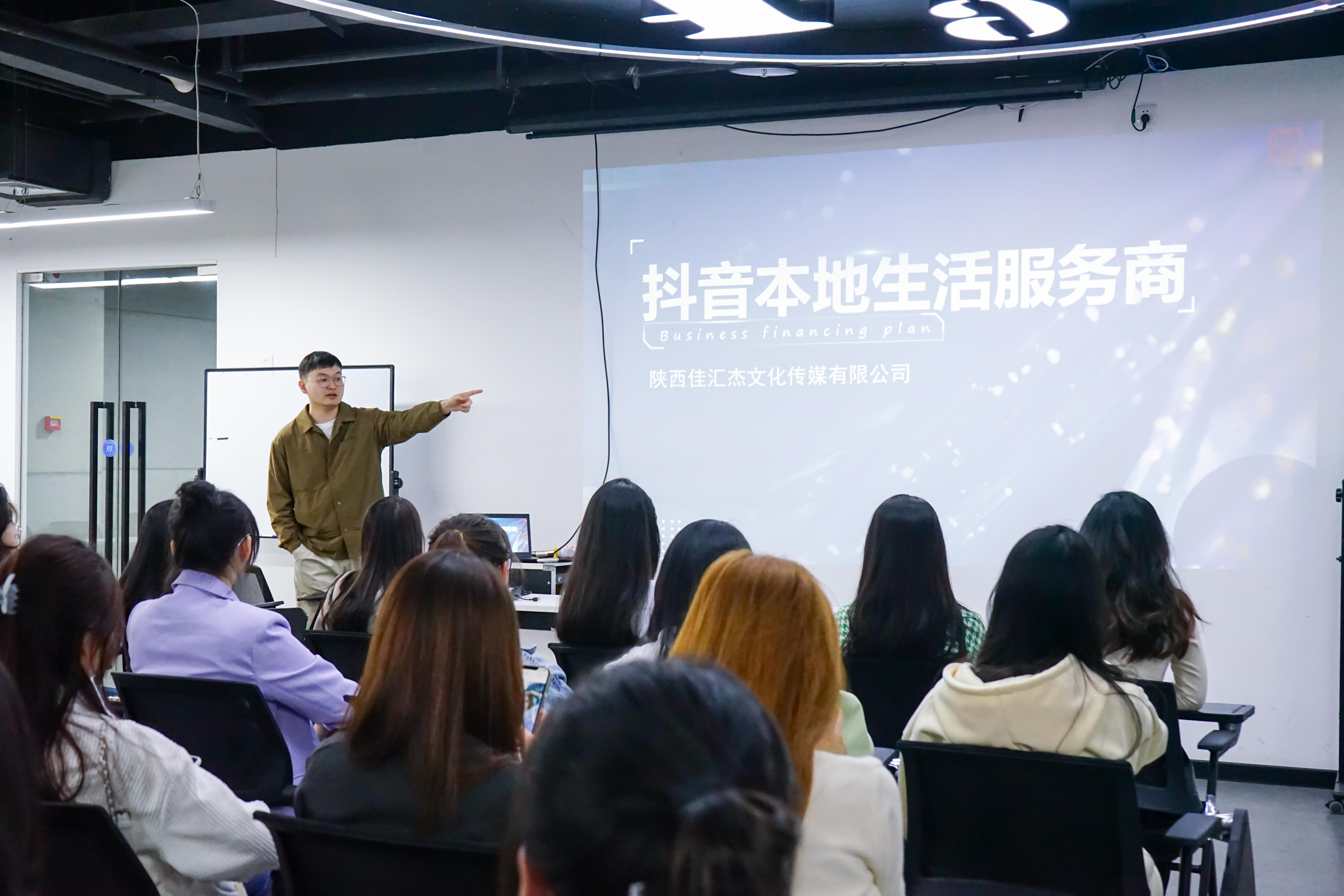 新傳媒與藝術學院第六屆新媒體創(chuàng)新實驗班走進企業(yè)參觀見習