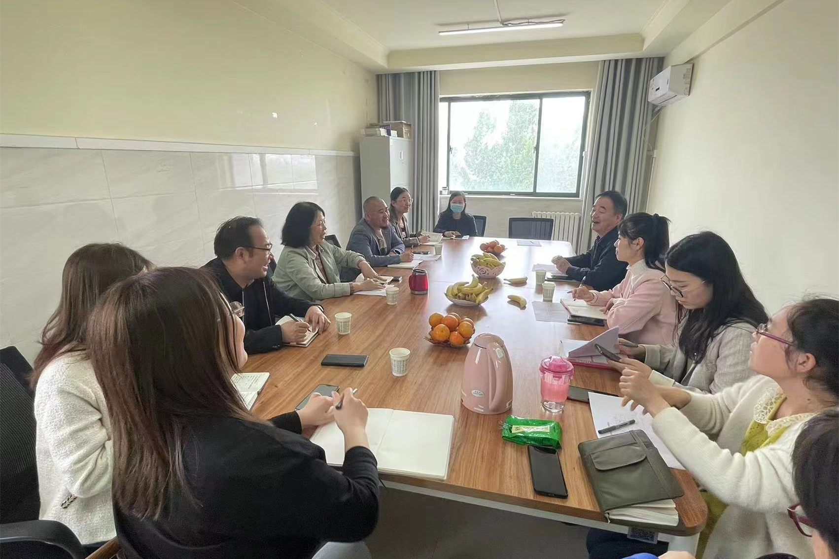國際教育與人文學院召開科研工作座談會