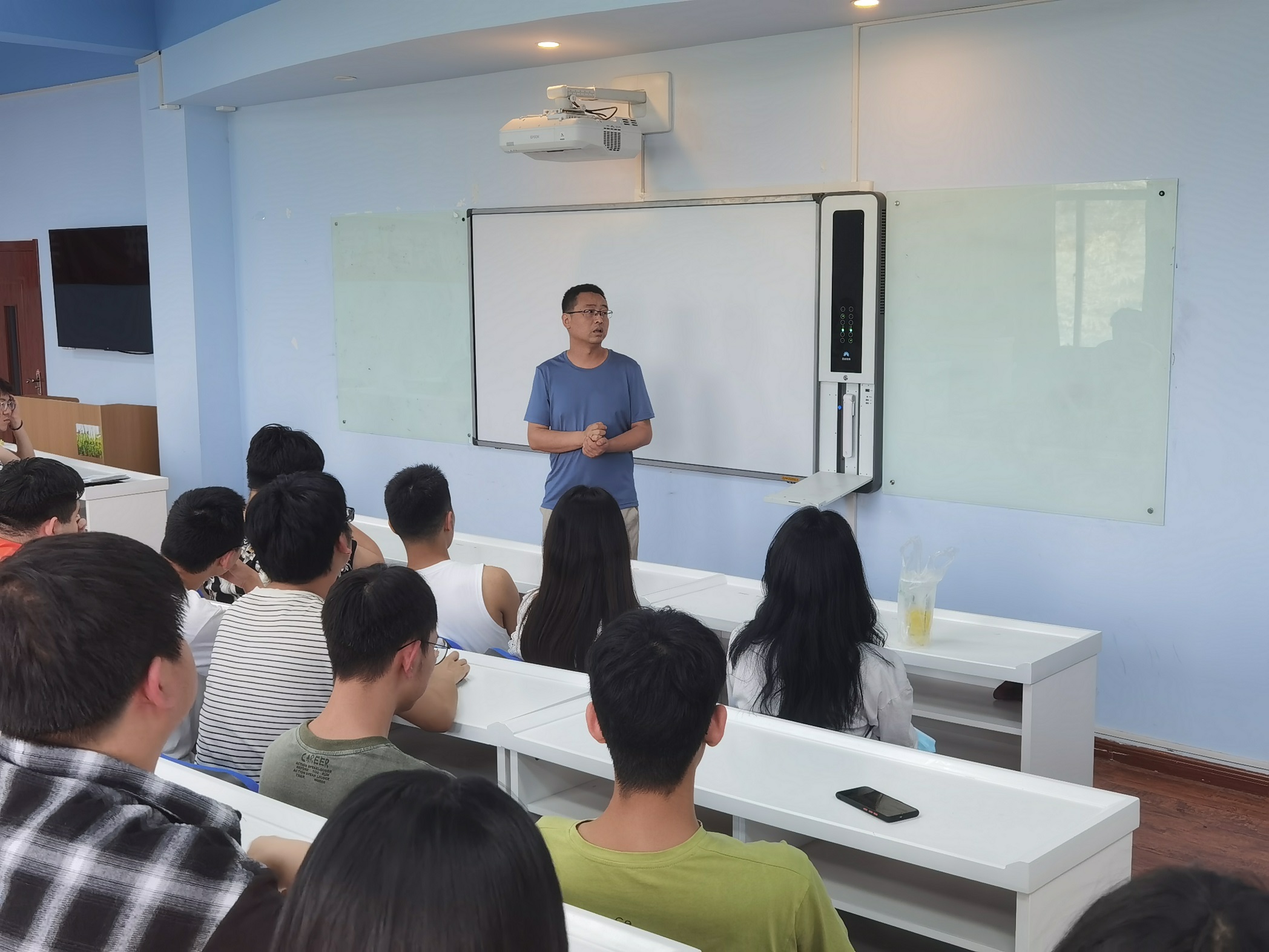 大數(shù)據(jù)技術(shù)與應(yīng)用專業(yè)2019級(jí)學(xué)生畢業(yè)實(shí)習(xí)動(dòng)員大會(huì)開展