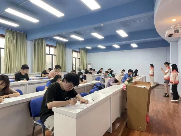 經(jīng)管類師生第一、第二黨支部舉辦黨史知識(shí)競(jìng)賽