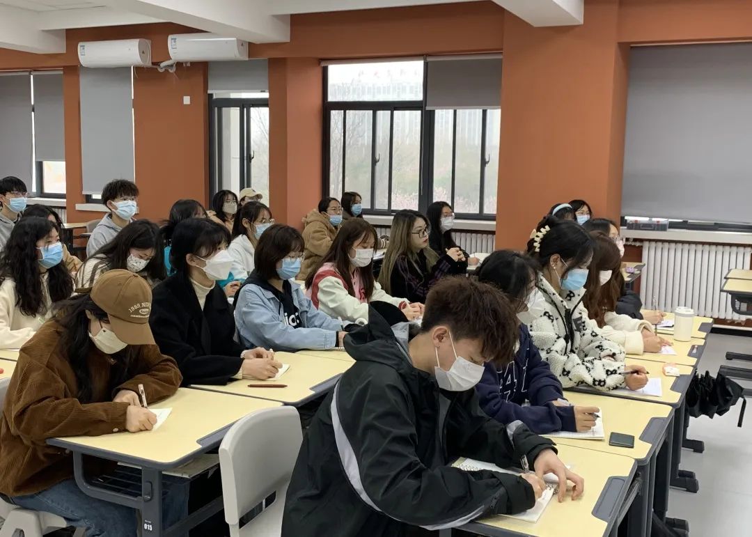 經(jīng)濟與管理學院召開“學習貫徹兩會精神”主題黨日活動