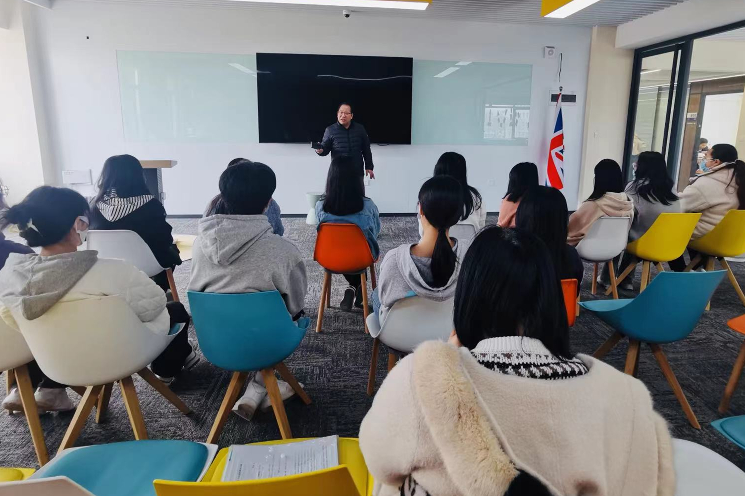 英語教研室召開2023屆畢業(yè)論文及就業(yè)升學(xué)指導(dǎo)會議