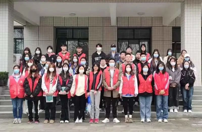 經(jīng)濟與管理學院學生會社會實踐部于開展志愿清掃活動
