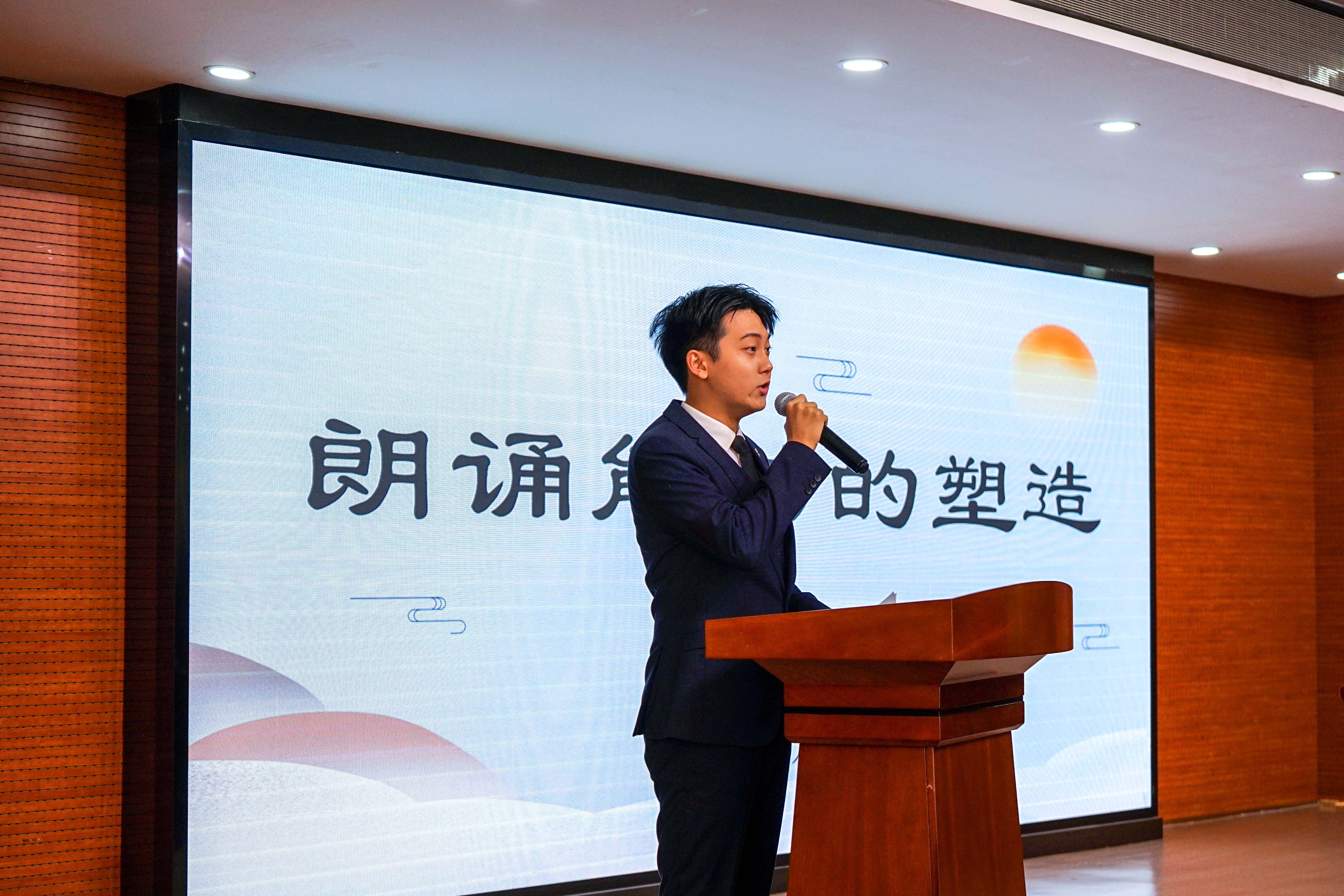 朗誦藝術(shù)家曉河老師蒞臨新傳學(xué)院播音主持專業(yè)開展專題講座