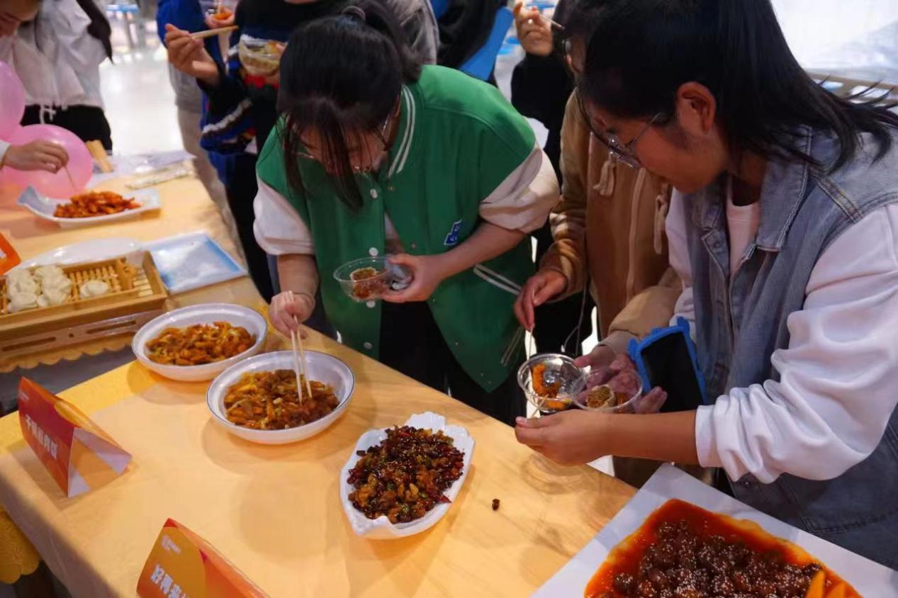 后勤處舉辦國(guó)際樓餐廳十周年“有愛又有味”回饋師生福利活動(dòng)