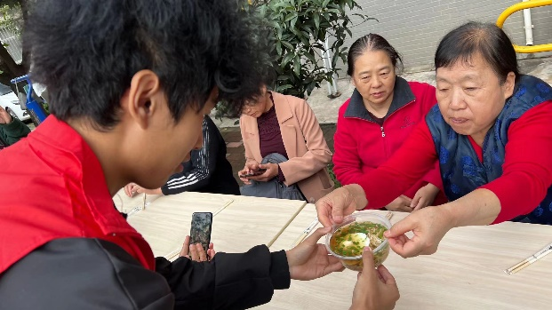 城市建設(shè)學(xué)院開展“一碗長壽面，情滿重陽節(jié)”敬老志愿活動