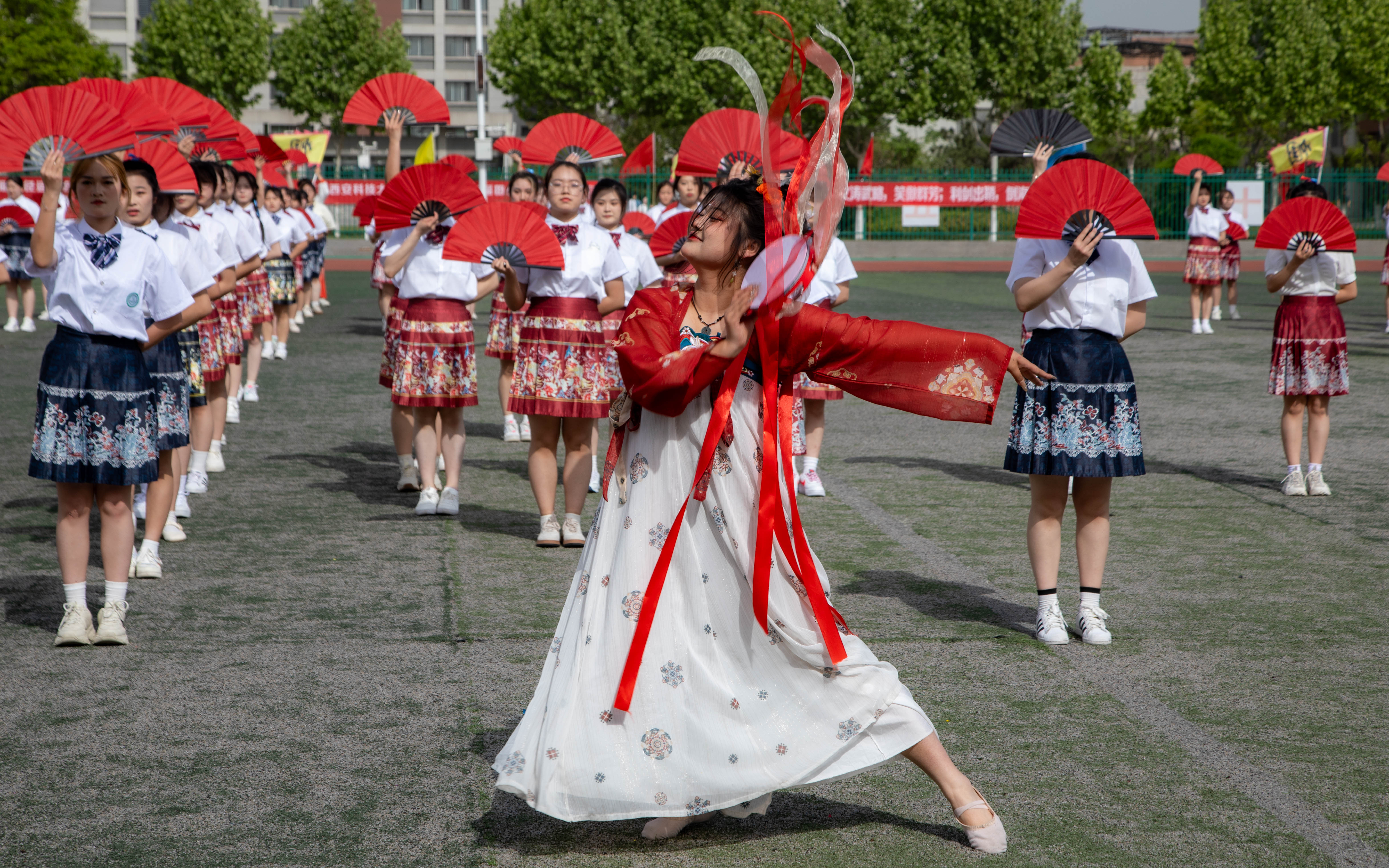 【新浪微博】女生運(yùn)動會扮貴妃跳舞引歡呼