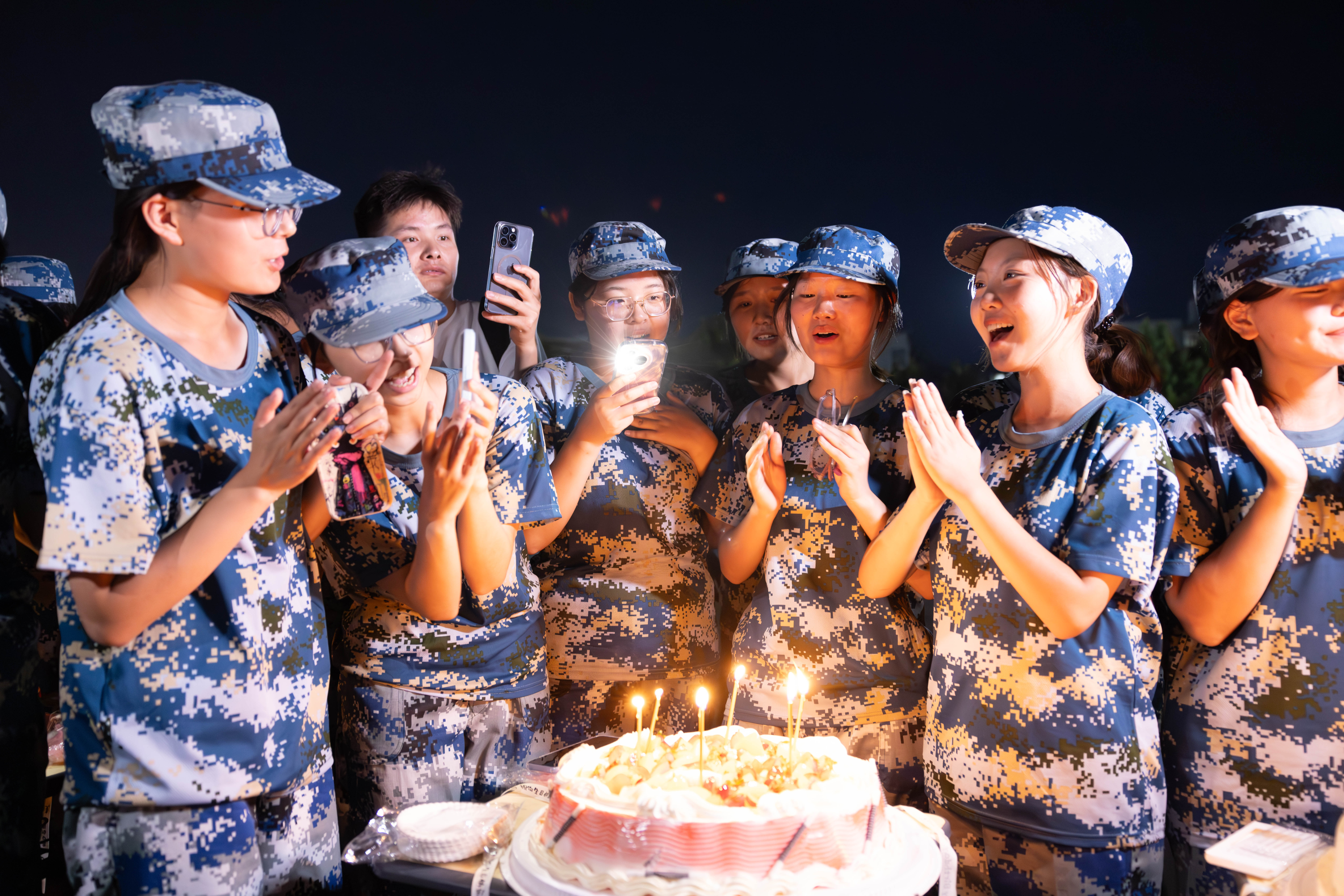 迷彩青春逢中秋，溫情盛宴共此時(shí)——集體生日會