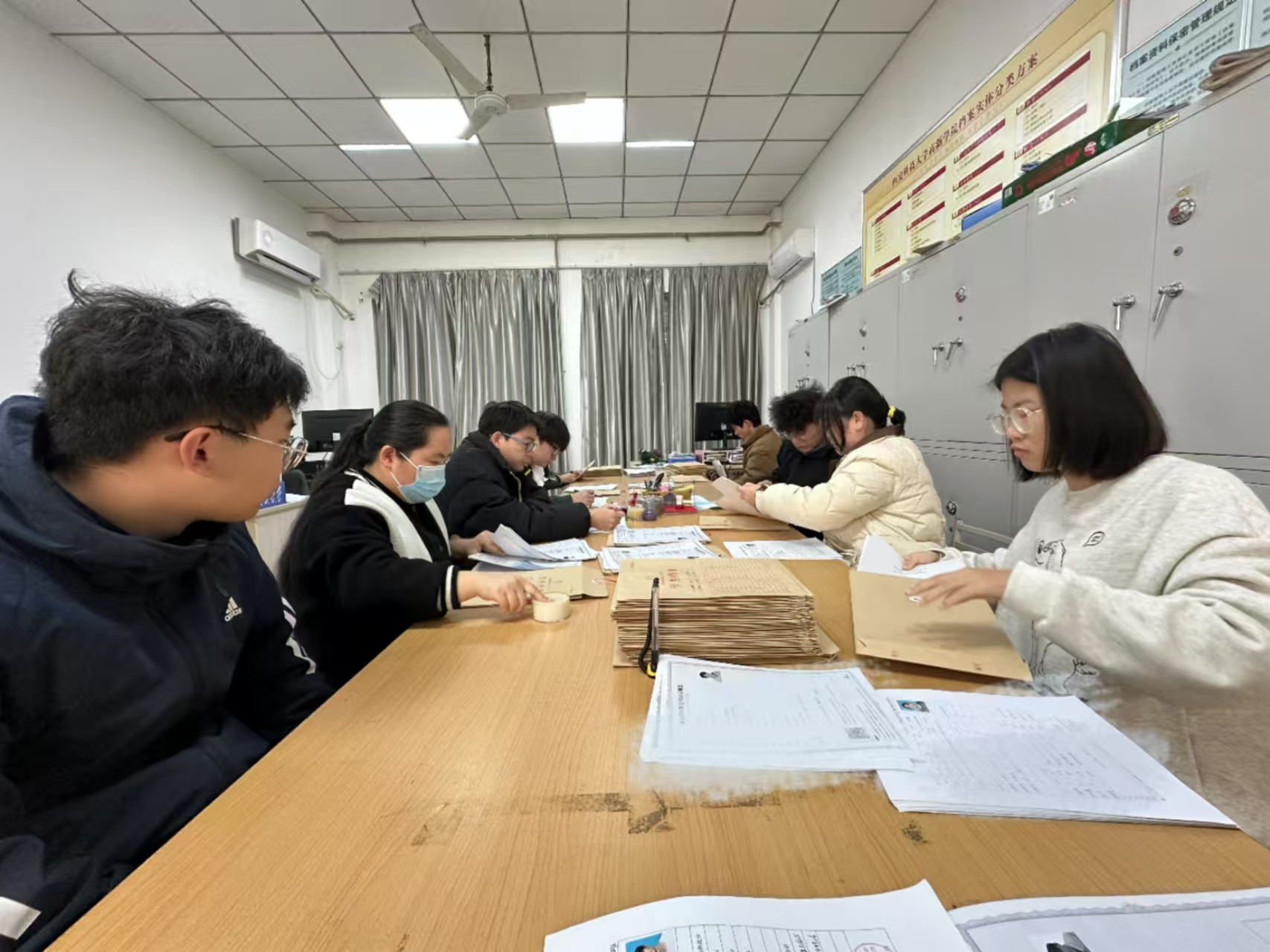 【檔案館】學(xué)院檔案館圓滿完成2024級新生檔案材料移交歸檔工作