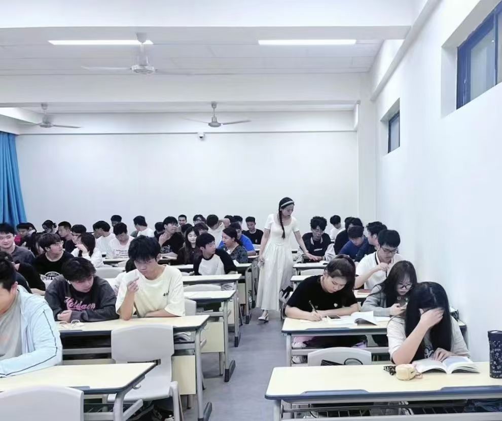 爆！學(xué)?！板\鯉”輔導(dǎo)員沖上熱搜！