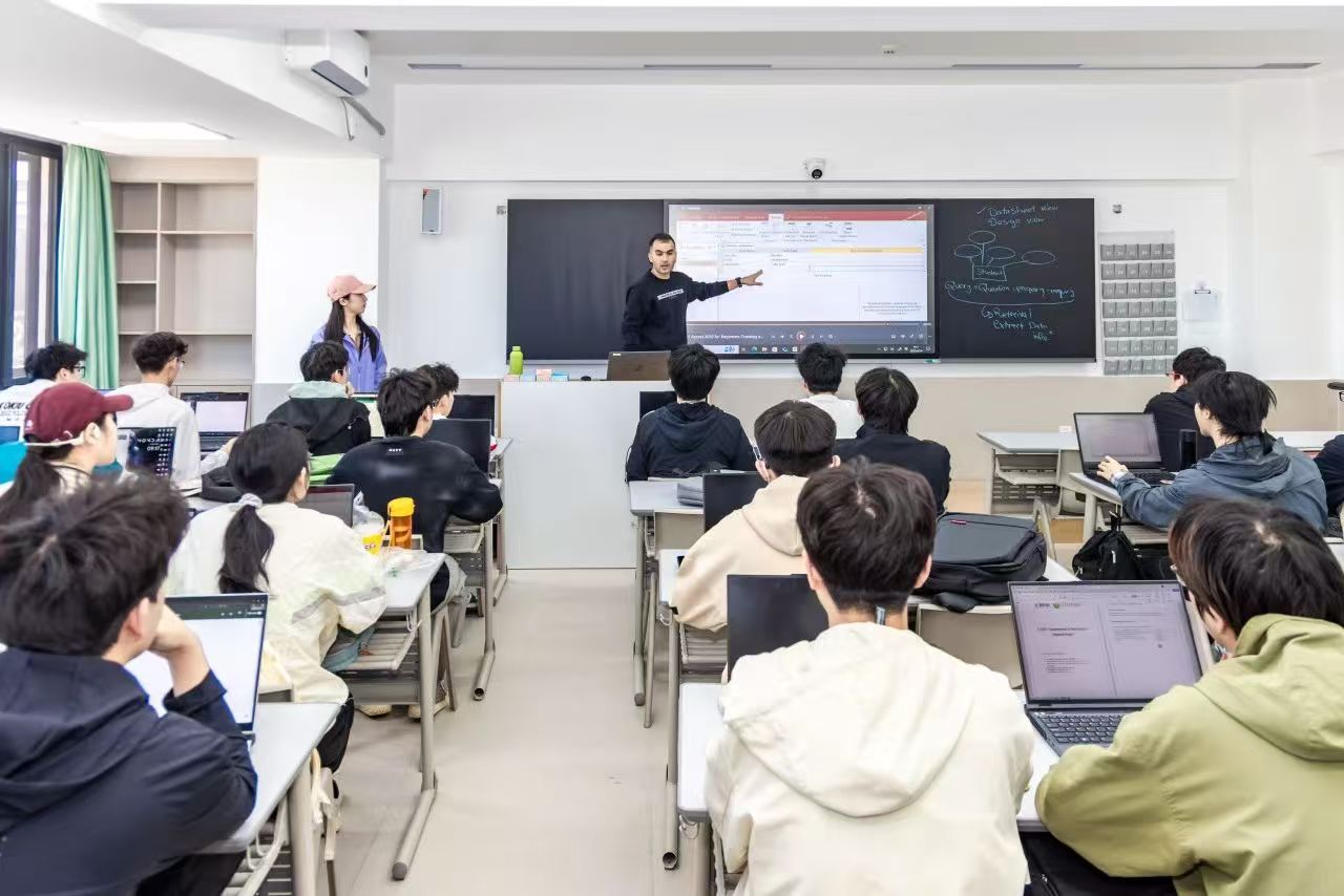 中外合作辦學(xué)外教已進(jìn)駐，雙師授課現(xiàn)場(chǎng)直擊！