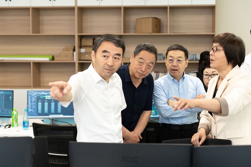 【華商教育網(wǎng)】長安區(qū)區(qū)委常委、副區(qū)長崔建明一行蒞臨科大高新集團(tuán)和省級大學(xué)科技園檢查指導(dǎo)工作