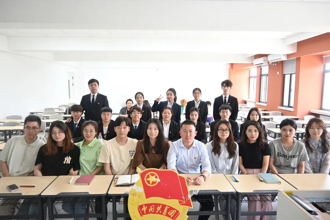 凝心聚力 全新啟航——經(jīng)濟(jì)與管理學(xué)院第十四屆主席述職競選大會暨第十三屆主席團(tuán)聘書頒發(fā)儀式順利召開