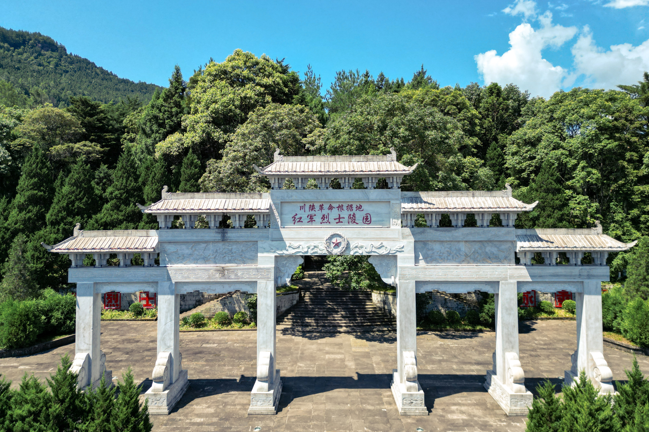 城市建設學院“紅旗漫卷川陜，革命星火燎原”紅色研學實踐團到川陜革命根據(jù)地紅軍烈士陵園開展活動