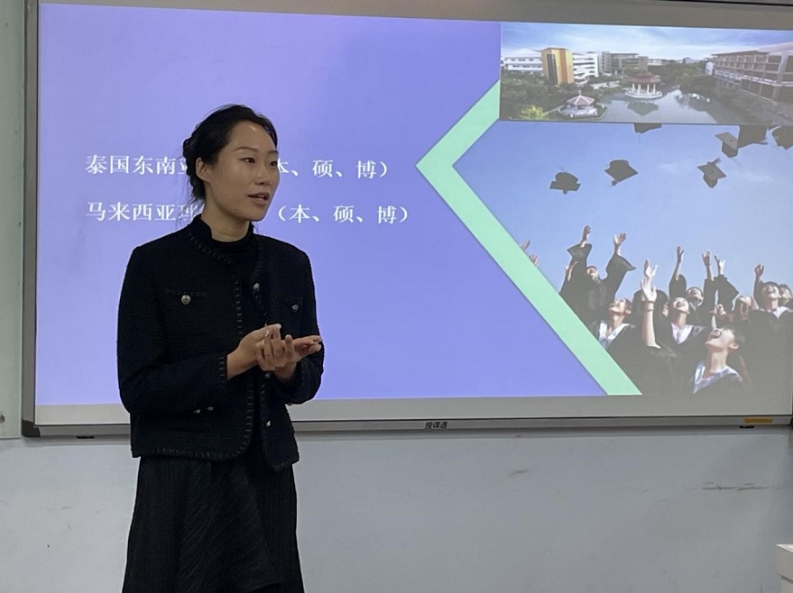 董欣格老師為同學(xué)們介紹本專業(yè)的國際項(xiàng)目