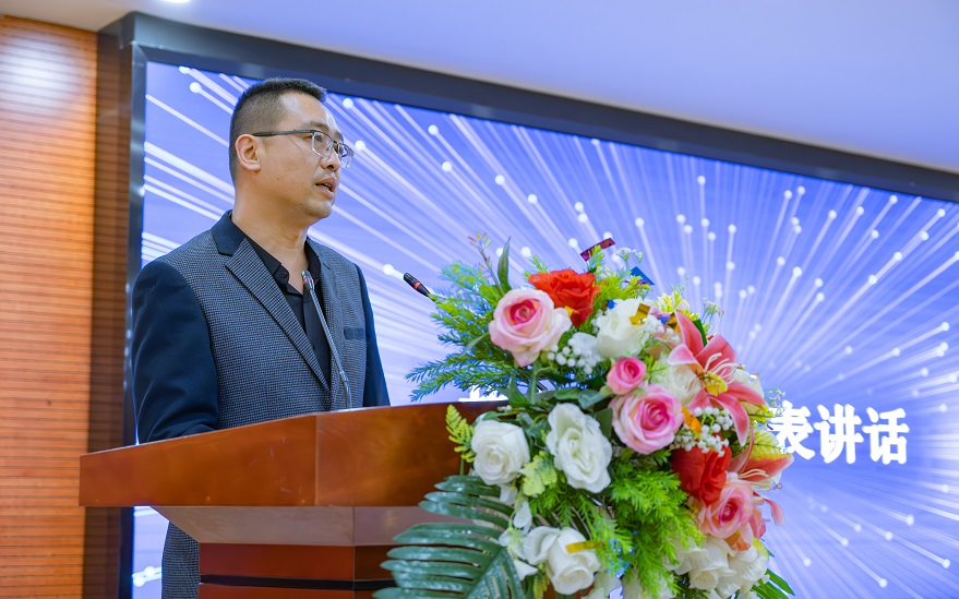指導(dǎo)教師代表楊曉東老師講話